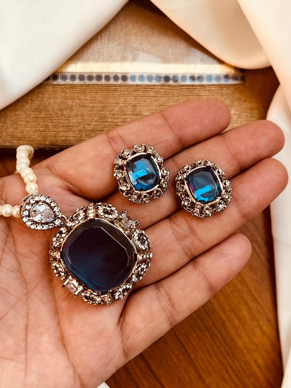 Elegant locket set