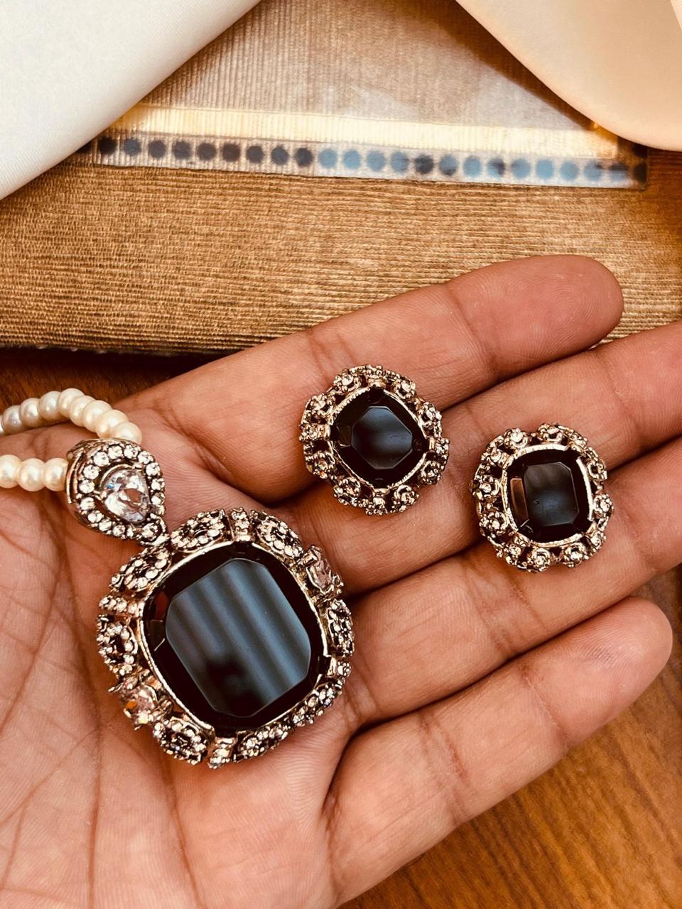 Elegant locket set