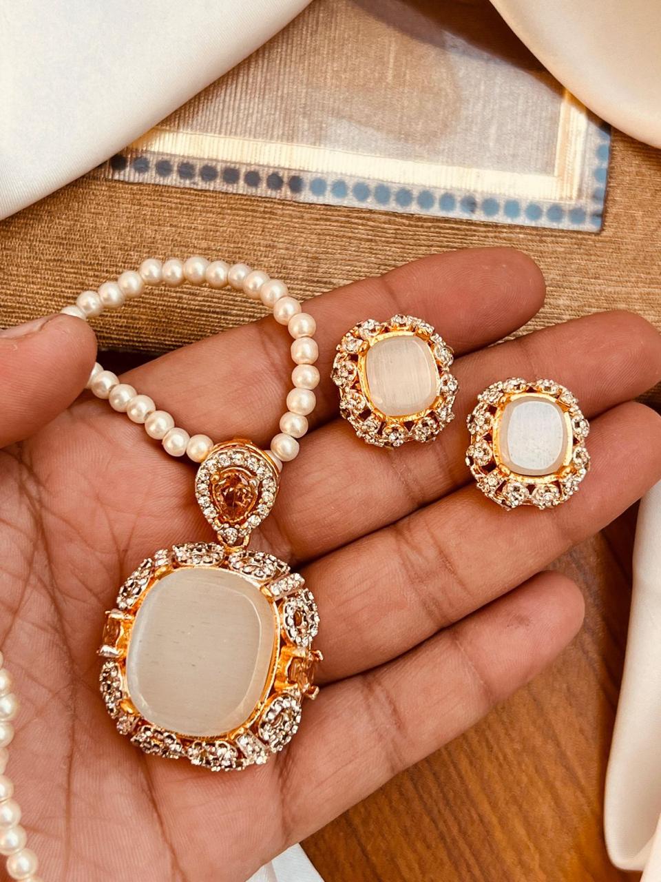 Elegant locket set