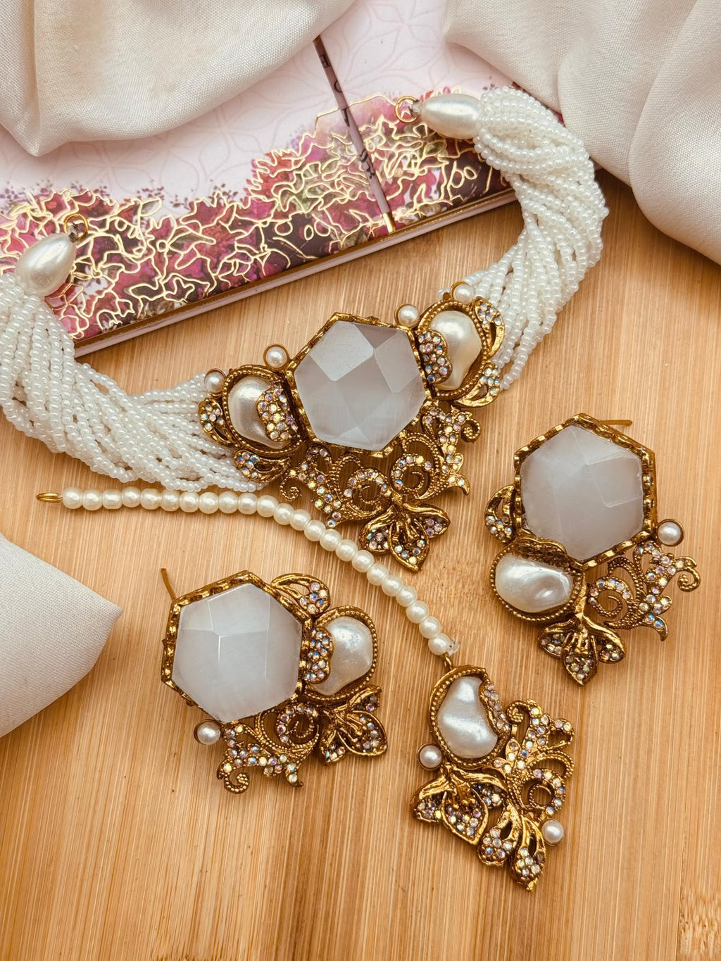 Dublate stone choker set