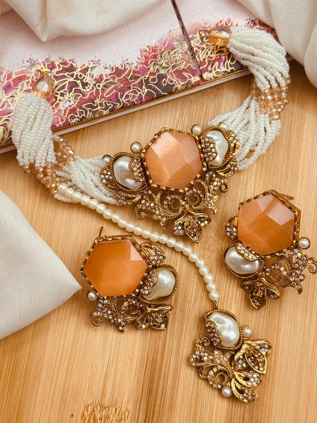 Dublate stone choker set