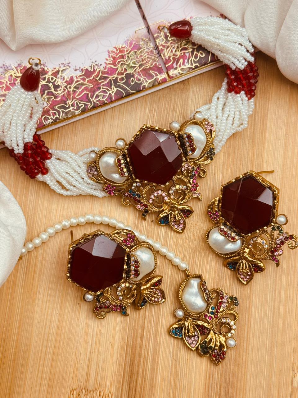 Dublate stone choker set
